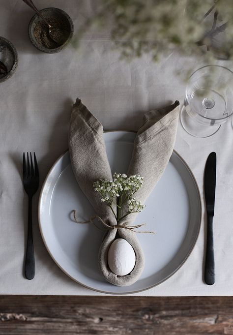 Diy Bunny Ears, Diy Osterschmuck, Bunny Napkins, Decor Studio, Diy Ostern, Easter Inspiration, Easter Dinner, Spring Easter Decor, Easter Time