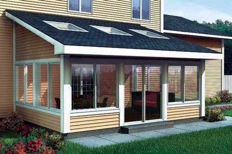 Sun rooms and four season porches are comfortable all year. Here are some awesome pictures to give you plenty of ideas for your sunroom. Screened In Porch Plans, Design Per Patio, Veranda Design, Porch Kits, Three Season Porch, 4 Season Room, Screened Porch Designs, Four Seasons Room, Sunroom Addition