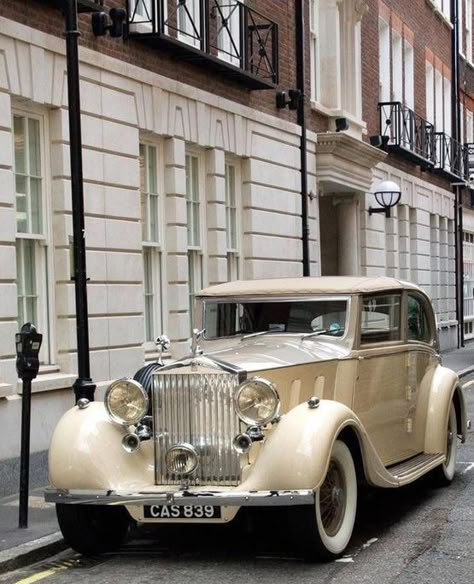 Old Fashioned Cars, Vintage Auto's, Old Vintage Cars, Cars Vintage, Old Classic Cars, Classy Cars, Fancy Cars, Pretty Cars, Old Car