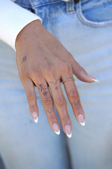 Pretty Tattoo Ideas, Wörter Tattoos, Pretty Tattoo, Small Finger Tattoos, Finger Tattoo For Women, Hand And Finger Tattoos, Muster Tattoos, Small Pretty Tattoos, Petite Tattoos