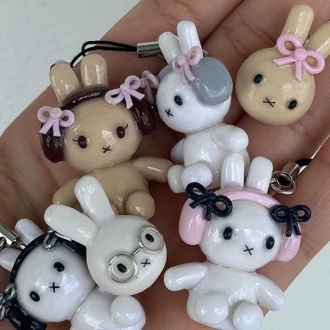 handmade clay pieces ♡ (@i.rchives) • Instagram photos and videos Thing Made Out Of Clay, Cute Figurines Decor, Cool Things To Do With Clay, Pretty Clay Ideas, Cute Hobby Ideas, Things To Do From Clay, Stuff To Make From Clay, Idea With Clay, Cute Core Accessories