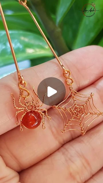 Spider Jewelry Diy, Wire Spider Tutorial, Beaded Spiders How To Make, Wire Wrapped Spider, Diy Spider, Beaded Bugs, Wire Spider, Taxidermy Jewelry, Spider Jewelry