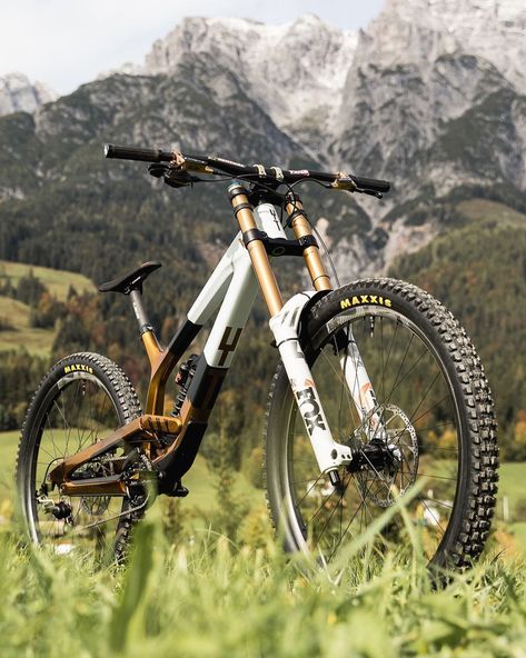 The YT Mob on Instagram: “⚡️ Hands down our favourite custom @yt_industries #TUES we’ve had the honour to race over the years 🔥🤟🏻 Let us know your favourite custom…” Mt Bike, Mountain Bike Art, Cycling Pictures, Powered Bicycle, Bike Pictures, Bicycle Mountain Bike, Ride Bicycle, Downhill Bike, Enduro Mtb