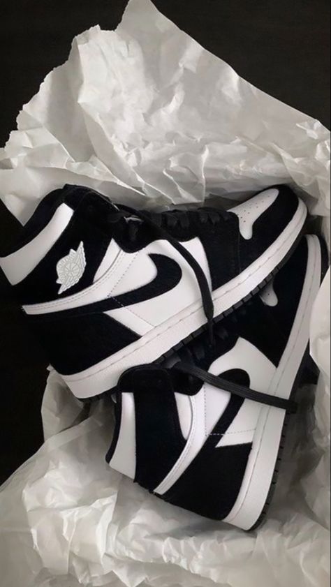 Panda Shoes, Air Jordans Women, Nike Air Jordan Shoes, Nike Shoes Girls, Jordan Shoes Girls, Pretty Shoes Sneakers, All Nike Shoes, Shoes Outfit Fashion, Nike Air Shoes