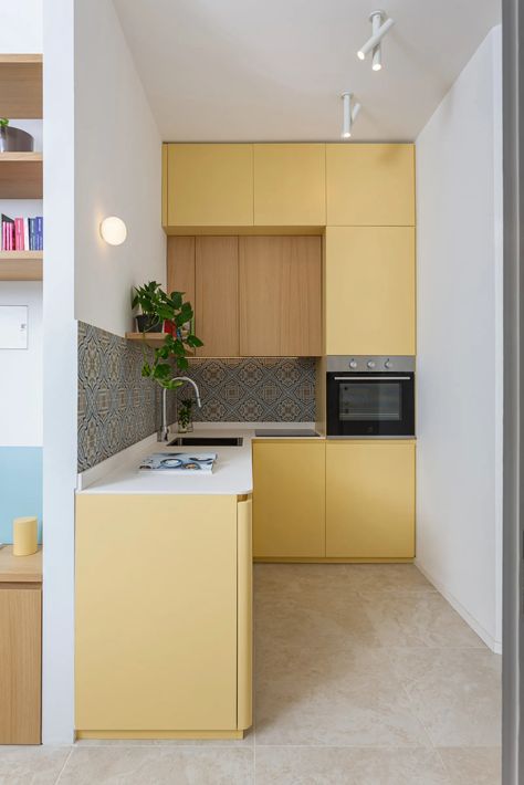 This Tiny Home in Milan Shows that You Can Live Happily Within 323 Square Feet | Architectural Digest Maximize Small Space, Ad Magazine, Tiny House Kitchen, Tiny Spaces, Tiny House Interior, Little Kitchen, Tiny Apartment, Dining Nook, Small Flat