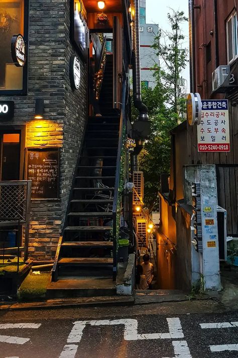 10 BEST THINGS TO DO HONGDAE [SEOUL] Hongdae Aesthetic, Hongdae Street, Seoul Museum, Seoul Aesthetic, Korean Sweets, Hongdae Seoul, Seoul Cafe, Seoul Street, Visit Seoul