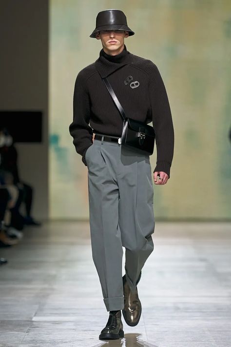 Hermès Fall 2022 Menswear Fashion Show | Vogue Hermes Men, Vogue Men, Menswear Runway, Fall Outfits Men, Street Style Outfits Men, Vintage Mode, Streetwear Men Outfits, Mens Fall, Fall 2022