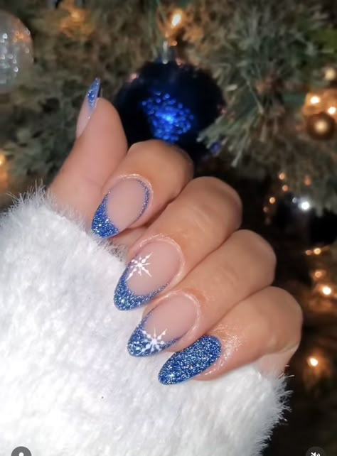 Short Oval Nails Ideas Christmas, Christmas Nail Art Blue, Oval Winter Nails, Christmas Nails Oval, Christmas Nail Ideas Simple, Nail Inspired, Acrylics Nails, Nye Nails, Xmas Nail