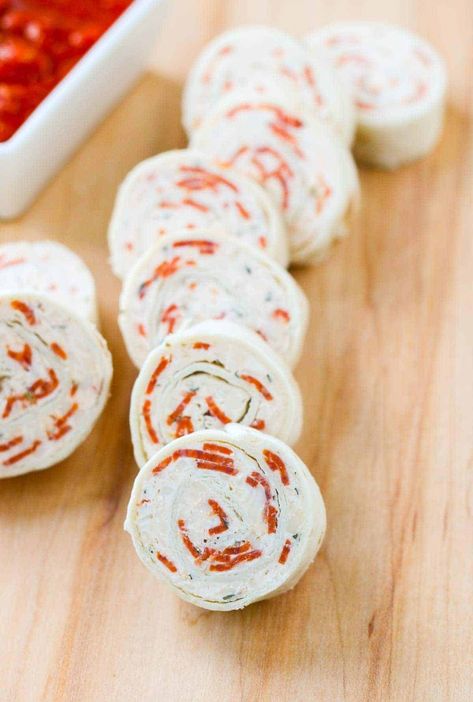 Pepperoni Rollups, Pepperoni Pinwheels, Tortilla Pinwheels Recipe, Pizza Tortilla, Cold Pizza, Pepperoni Recipes, Pizza Pinwheels, Tortilla Pinwheels, Cream Cheese Roll Up