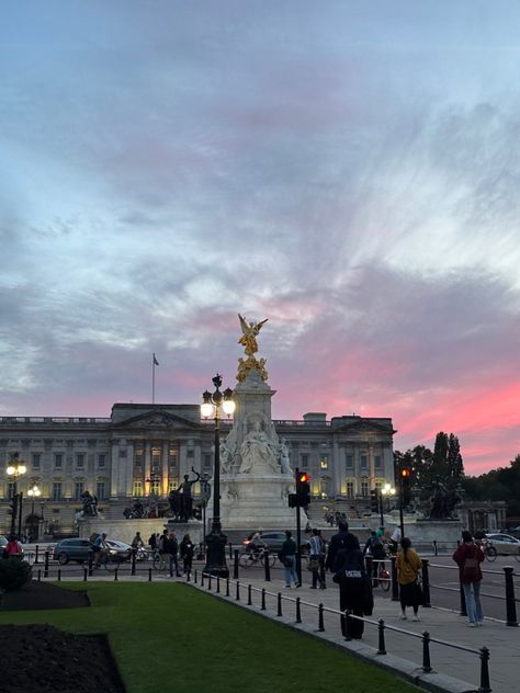 London Aesthetic Buckingham, London Buckingham Palace Aesthetic, Pink London Aesthetic, England Travel Aesthetic, Summer In London Aesthetic, Buckingham Palace Aesthetic, United Kingdom Aesthetic, Britain Aesthetic, London Scenery