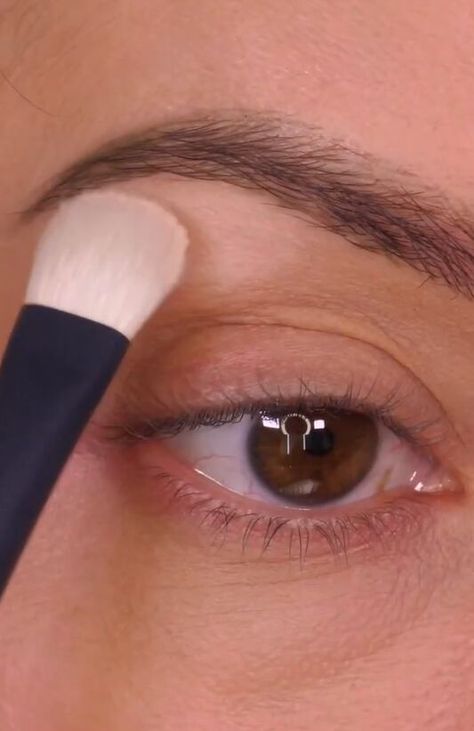 Today, I’m going to show you how to achieve a metallic eyeshadow look. Just follow along with this quick makeup tutorial! Makeup Tutorial Glam, White Eye Pencil, Metallic Eyeshadow Palette, Warm Eyeshadow Palette, Brown Eyeliner Pencil, Quick Makeup Tutorial, Warm Eyeshadow, How To Apply Bronzer, Best False Eyelashes