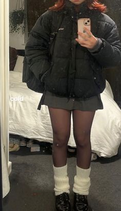 Sixth Form Winter Outfits, Jean Shorts And Stockings Outfit, College Outfits Uk Aesthetic, New York Winter Fashion Aesthetic, Aesthetic Looks Winter, Winter Miniskirt Outfit, Pleated Miniskirt Outfits, Fall Dark Outfits, Retail Store Outfits Work