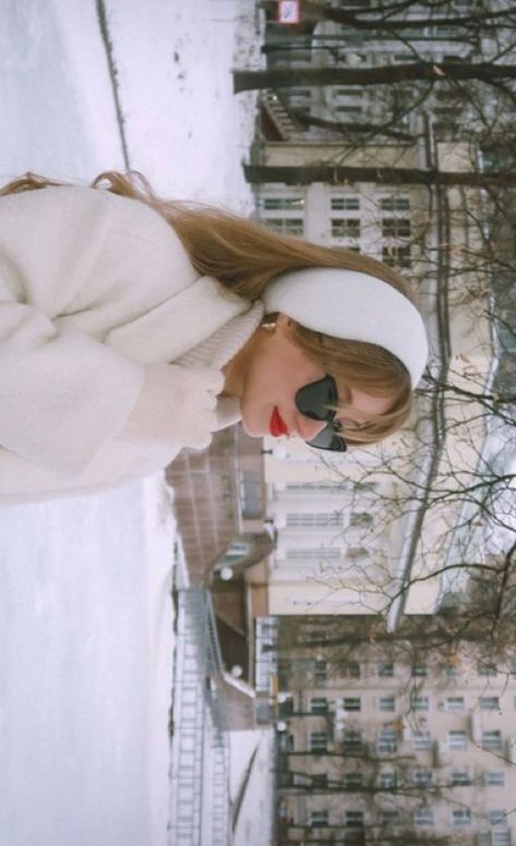 Ny Fashion Winter, Snow Pictures Outfit, Headband Winter Outfit, Winter Headbands Hairstyles, Winter Headbands Outfit, Aesthetic Snow Outfits, Snow Edits, Winter Outfit Snow, Disneyland Outfit Winter