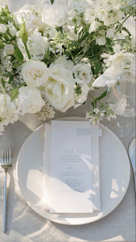 Timeless Simple Wedding Decor, White And Neutral Wedding Decor, Wedding Dinner Plates Place Settings, Wedding Table Details Place Settings, Timeless Elegant Wedding Flowers, Wedding Dinner Table Setup, Wedding Table Settings Modern, Sophisticated Garden Wedding, White Wedding Table Settings Elegant