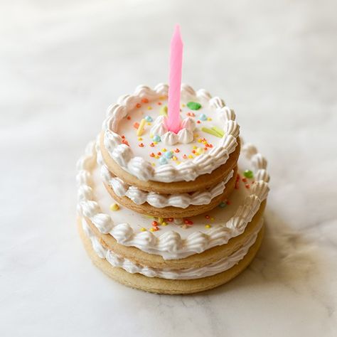 Stacked Cookie Mini Birthday Cake Mini Cookie Cake, Beautiful Pastries, Birthday Cake Cookies, Cookie Cake Designs, Sugar Cookie Cakes, Cookie Bites, How To Stack Cakes, Food Cookies, Cookie Cake Birthday