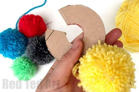 How to make a yarn pom pom with cardboard discs - the traditional way of pom pom making with kids. Reusable pom pom making DIY. Make Pom Poms, Pompom Crafts, Pom Pom Tutorial, Clover Pom Pom Maker, Pom Pom Animals, Pompon Diy, Diy Pom Poms, Pom Pom Rug, Pom Pom Wreath