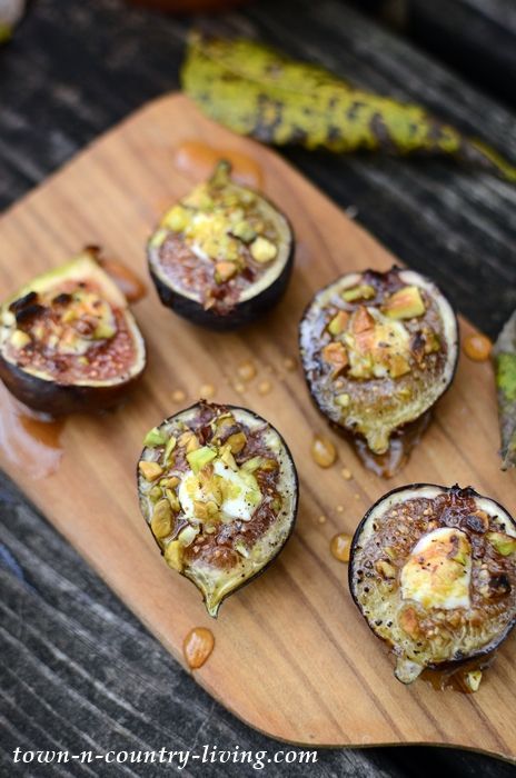 Roasted Figs with Goat Cheese, Honey, and Pistachios Roasted Figs With Goat Cheese, Figs With Goat Cheese And Honey, Figs Goat Cheese Honey, Figs With Goat Cheese, Stuffed Figs, Goat Cheese And Honey, Cheese And Honey, Roasted Figs, Sommer Mad