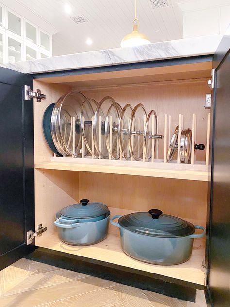 Organizing Ideas Small Kitchen, Kitchen Storage Ideas Apartment, Small Kitchen Organizer Ideas, Racks For Kitchen Cabinets, Kitchen Idea For Apartment, Apartment Kitchen Set Up, Future House Organization, Tupplewear Organization, Kitchen Organization Top Cabinet