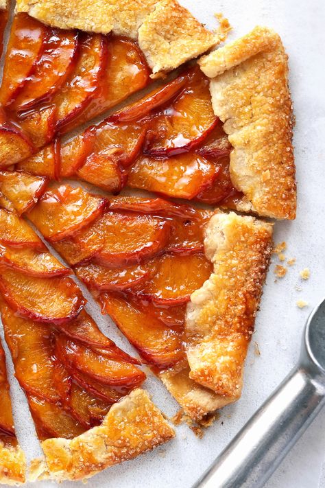 A pretty, summer peach galette that combines a flaky, rustic pie crust with vanilla scented, cinnamon-spiced peaches. Easier than pie, but just as tasty, this simple, sweet dessert can easily be adapted to feature whatever seasonal fruit you have on hand (peaches, nectarines, plums, cherries, blueberries… you name it!). via forkknifeswoon.com #baking #dessert #fruitpie #peachtart #crostata #summer #peachgalette Rustic Peach Tart, Peach Galette Recipe, Galette Recipes, Rustic Pie, Peach Galette, Spiced Peaches, Peach Tart, Galette Recipe, Cake Mug