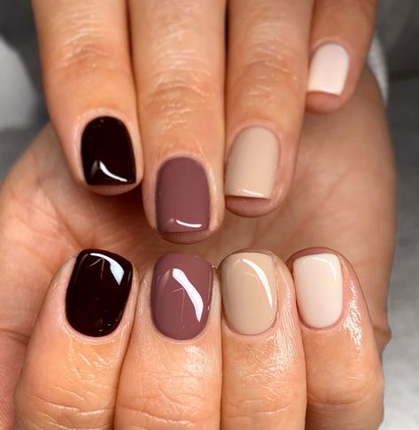 Fall nail colors are different from the ones used during all the summer season. A fresh collection of shades inspired by Pantone at your disposal! Fall Manicure Colors 2023, Trendy Nail Polish 2023, S S Nails, Gelmoment Fall Nails, Trendy Nail Polish Colors 2023, Trendy Nail Colors Fall 2022, Trendy Manicure 2023, Fall Manicure Ideas 2023, November Nails Designs Fall Matte