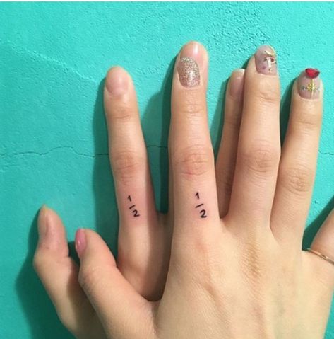 Sisters Design Tatuaje, Twin Tattoos, Romantic Tattoo, Cute Finger Tattoos, Tattoo Placements, Matching Best Friend Tattoos, Bestie Tattoo, Finger Tats, Epic Tattoo