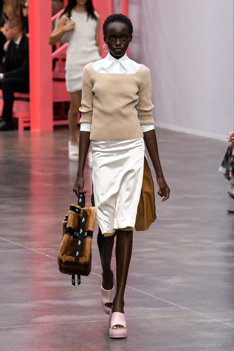 Fendi Spring 2023 Ready-to-Wear Collection | Vogue Haute Couture, Fendi Spring 2023, Fendi Runway, Spring Fashion Chic, Spring 2023 Ready To Wear, Look Office, 2023 Rtw, 2023 Ready To Wear, 가을 패션