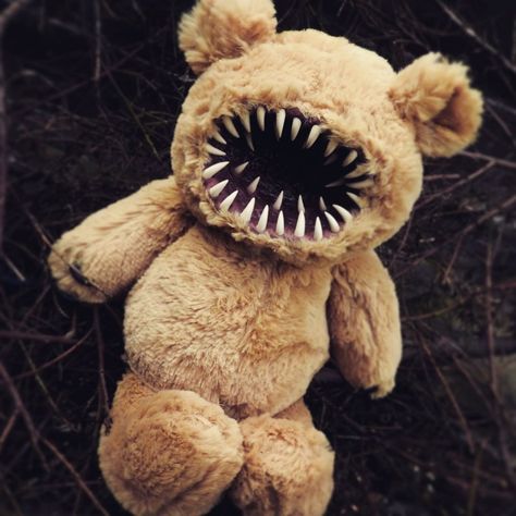 Dolls are inherently creepy. There's something about those blank staring little faces that you just can't trust. These dolls are pure nightmare fuel. Scary Plushies, Scary Dolls Creepy, Creepy Dolls Scary, Creepy Plushies, Creepy Bear, Animals Scary, Scary Toys, Dolls Creepy, Creepy Stuffed Animals