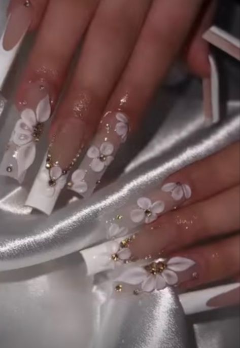 White Elegant Acrylic Nails, Latina Nails Acrylic White, White Glamour Nails, White Nails 3d Design, White Acrylic Nails For Graduation, Nail Designs With White Acrylic, Nails Simple White Design, Nails For Graduation White, Blingy White Nails