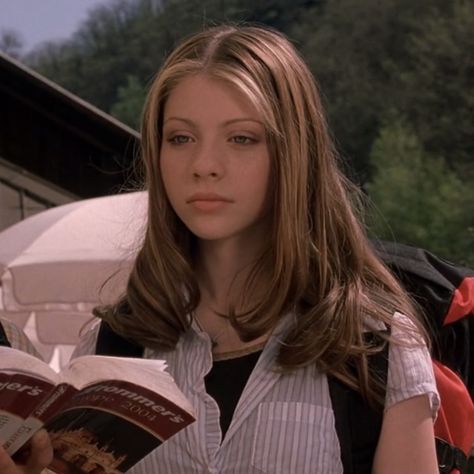 Jazmine Dubois, Eurotrip Outfits, Romy And Michelle, Georgina Sparks, 90s Haircuts, Pjo Dr, Before Bed Workout, 90s Actresses, 2000s Girl