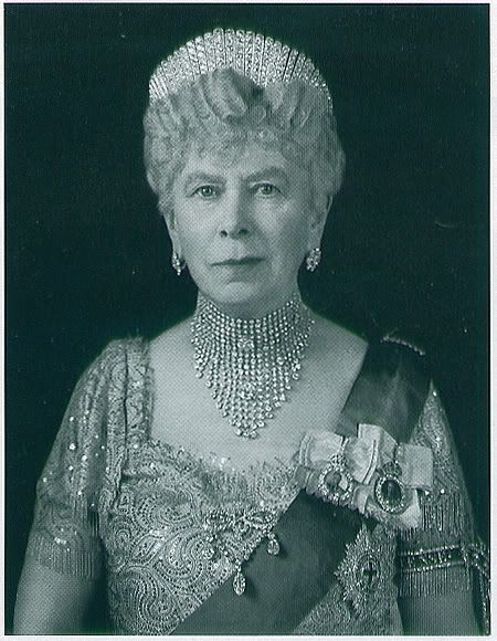 Queen Mary is wearing it for her official 80th birthday photo.it is a huge diamond necklace - both choker and bib.Queen Alexandra's diamond collier resille Queen Elizabeth Grandmother, Royal Crown Jewels, Queen Alexandra, Royal Crowns, Royal Tiaras, Princess Alexandra, The Royal Collection, Isabel Ii, Queen Of England