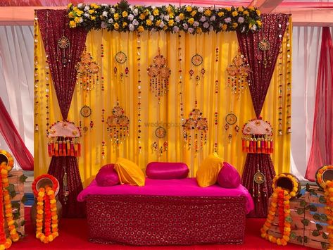 Haldi Ceremony Backdrop, Mehndi Stage Decoration At Home, Mehindhi Function Decoration At Home, Haldi Decoration Ideas At Home For Groom, Haldi Shastra Decoration, Indoor Haldi Decor Ideas, Mehandi Stage Decoration, Haldi Stage Decoration, Mayun Decor Stage Decorations