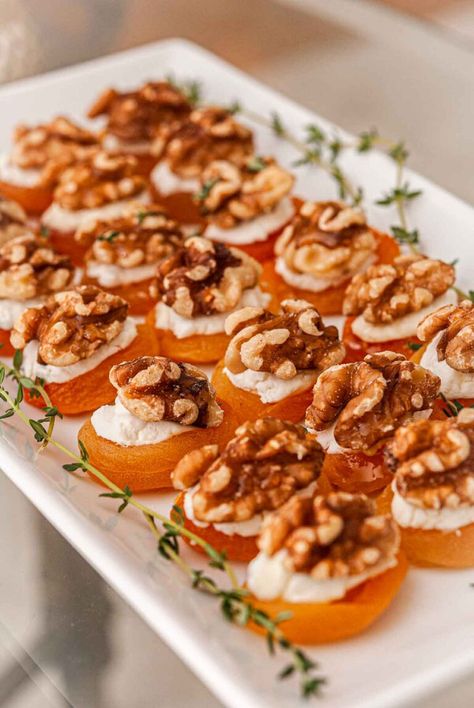 These elegant apricot appetizers are topped with goat cheese, walnuts, and a drizzle of honey. Easy appetizers that make a big impression! Fancy Brunch Appetizers, Dried Apricot Goat Cheese Appetizer, High Class Appetizers, Fancy Cheese Appetizers, High End Party Food, Fall Small Bites, Croustades Fillings, Fancy Horderves, Simple Elegant Appetizers