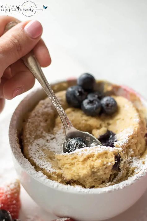 This Easy Breakfast Mug Cake is made with Kodiak Cakes Energy Packed Flapjack and Waffle Mix and topped with raspberries, blackberries, strawberries and blueberries. This is an easy, tasty and satisfying breakfast hack. @kodiakcakes @kodiakcakes #mugcake #cake #mug #berries #breakfast #confectionerssugar #blueberries #strawberries #raspberries #blueberries Breakfast Mug Cake, Berries Breakfast, Kodiak Cakes Recipe, Breakfast Mug, Breakfast Hack, Protein Mug Cakes, Pancake Mix Recipes, Strawberries And Blueberries, Mug Cake Microwave