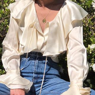 Vintage pearl silk ruffled blouse, stunning neckline collar and ruffled cuff, minor wear, absolute favorite find xs-m relaxed $68 + shipping SOLD Looks Hippie, Vintage Outfits Classy, Ruffled Blouse, Vintage Pearl, Stunning Outfits, Look Vintage, Blouse Outfit, Mode Inspiration, White Blouse