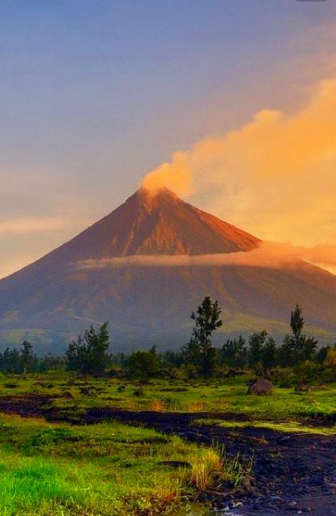 Mayon Volcano Mayon Volcano Aesthetic, Volcano Aesthetic, Mt Mayon, Mountains Art Painting, Beach Environment, Fantasy Country, Volcano Pictures, A Wallpaper Letter Love, Mayon Volcano