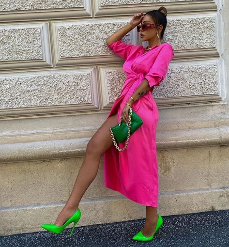 Ropa Color Neon, Fuchsia Outfit, Prom Dress Aesthetic, English Outfit, Colour Blocking Fashion, Spring Trends Outfits, Color Blocking Outfits, Fuchsia Dress, Light Pink Dress