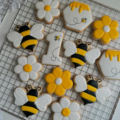 Happy 1st Bee-day! 🐝🍯 #beecookies #beedaycookies #beedayparty #beesugarcookies #beebirthday #honeycookies #decoratedcookies #decoratedsugarcookies #bumblebeecookies #chicagolocalbusiness #instacookies Bumble Bee Cookies, Bee Cookies, Honey Cookies, Bee Day, Bee Birthday, Sugar Cookies Decorated, Birthday Theme, Bumble Bee, Cookie Decorating