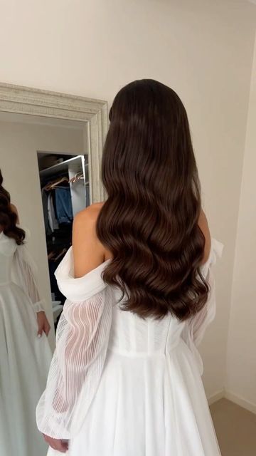 Natural Wave Wedding Hair, Bridal Wavy Hair Down, Bridal Hair Veil Down, Classy Wavy Hairstyles, Soft Waves Wedding Hair Medium, Wavy Hair With Veil, Wedding Hairstyles For Long Hair Brunette, Bridal Hair Styles Long Hair, Bridal Hair Down Brunette