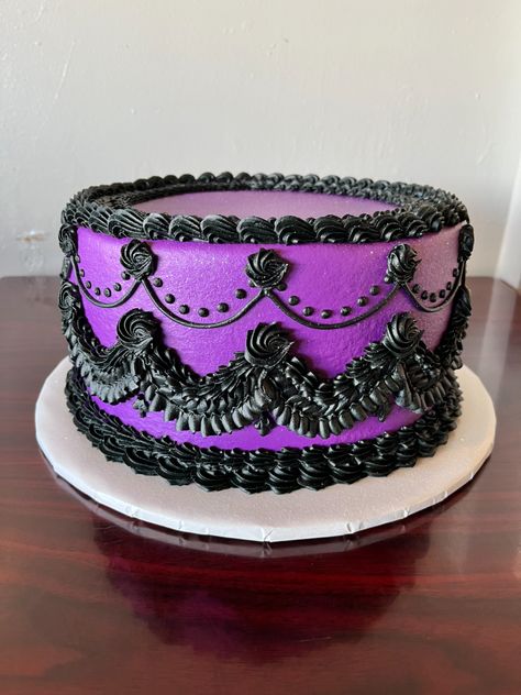 Easy Wednesday Addams Cake, Goth Birthday Cake Ideas, Addams Family Cake Ideas, Black And Purple Cake Ideas, Black And Purple Birthday Cake, Purple Black Cake, Emo Cakes Birthdays, Pastel Merlina Addams, Purple Halloween Cake