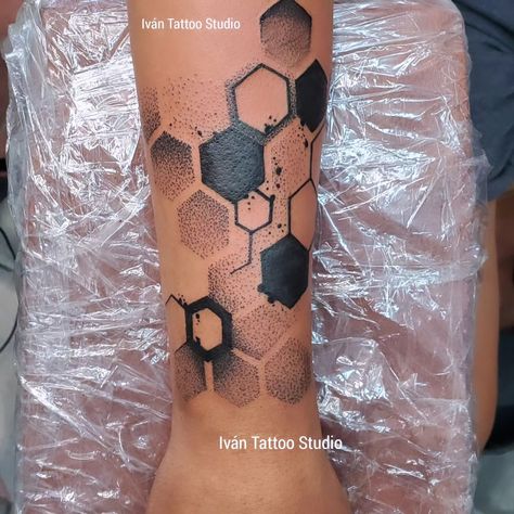 Abstract Tattoo Stencil, Geometric Honeycomb Tattoo Design, Chemical Tattoo Ideas, Tattoo 3d Effect, Bad Tattoos Ideas, Honeycomb Pattern Tattoo, Scared Geometry Tattoo, Hexagon Tattoo Sleeve, Honeycomb Neck Tattoo