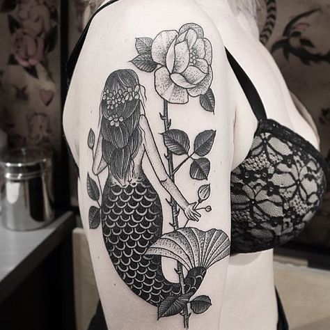 Artist: @felixvayner Iron Tattoo, Tatoo 3d, Siren Tattoo, Mermaid Tattoo Designs, Supernatural Tattoo, Muster Tattoos, Ocean Tattoos, Mermaid Tattoo, Mermaid Tattoos