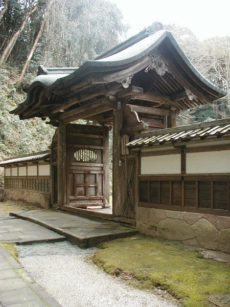 Matsue Castle, entrance to Gessho temple Abandoned Japanese Temple, Traditional Japanese Estate, Japanese Gates, Japanese Entrance, Japanese Mansion, Japanese Palace, Castle Entrance, Japanese Temples, Japanese Traditional Architecture