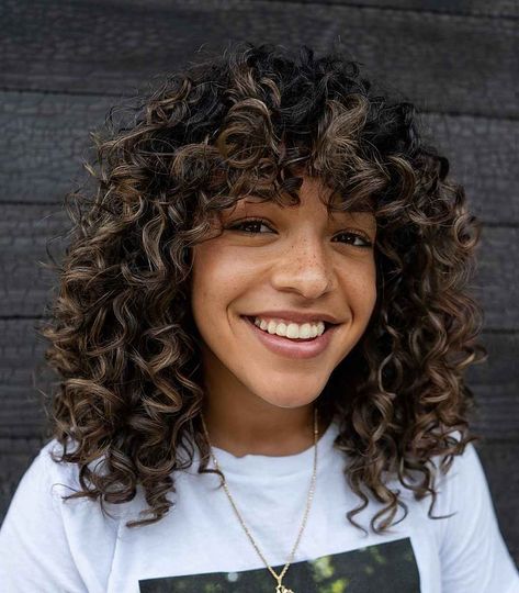 Short Curly Dark Hair With Highlights, Natural Black Hair Highlights, Curly Brown Hair With Lowlights, Brown Highlights On Black Hair Curly Natural Curls, Black Hair With Highlights Curly, Black Curly Hair Highlights, Short Curly Hair Balayage, Dark Curly Hair Balayage, Curly Hair Brown Highlights