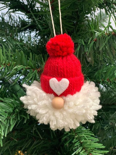 Yarn Santa, Make A Pompom, Yarn Ornaments, Crafting Party, Yarns Ornaments, Christmas Crafts To Sell, Diy Christmas Tree Ornaments, Creative Christmas Trees, Pom Pom Crafts