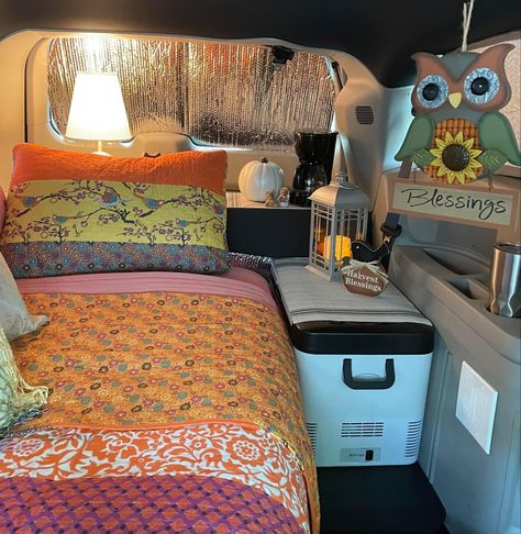 Kombi Trailer, Minivan Camper Conversion, Living In Car, Camper Diy, Suv Camper, French Castle, Auto Camping, Minivan Camping, Suv Camping