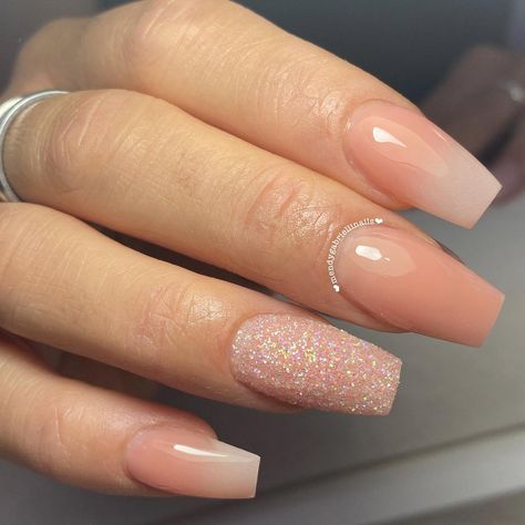 Nude Nails With Glitter, Ongles Beiges, Nude Nail Art, Nude Manicure, Ring Finger Nails, Nude Nail Polish, Nude Nail, Pretty Nail Designs, Nails Wedding