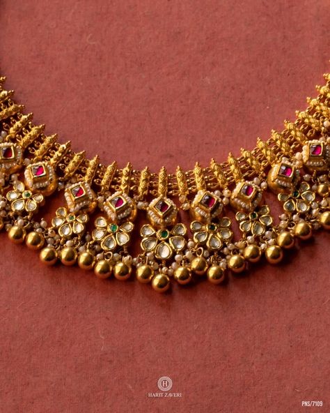 Antique Gold Necklace Set, Harit Zaveri Jewellery, Short Gold Necklace, Unique Gold Jewelry Designs, Neck Pieces Jewelry, Antique Necklaces Design, Choker Necklace Designs, Antique Gold Jewelry Indian, Fancy Jewelry Necklace