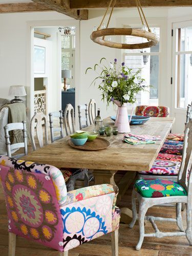 23 Spectacularly Inspiring Mismatched Dining Chairs Compositions | Homesthetics - Inspiring ideas for your home. Hiasan Dalaman Rumah, Reka Bentuk Dalaman, Mismatched Dining Chairs, Mismatched Chairs, Small Kitchens, Quirky Home Decor, Colorful Chairs, The Dining Room, Maximalism