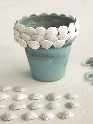 Decorating pots with shells doesn't get any easier than this. Maryann created a cute Shell Pot by simply adding a shell trim. Seashell Pots, Decorating Pots, Sea Shells Diy, Seashell Design, Seashell Projects, Shell Craft, Art Coquillage, Shells Diy, Inspiration Images