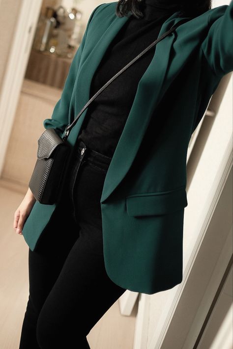 Hunter Green And Black Outfit, Forest Green Blazer Outfits For Women, Styling Green Blazer Women, Emerald Green Blazer Outfits For Women, Green Suit Jacket Women Outfit, Green Blazer Outfits For Women Work, Green Accent Outfits, Green Work Outfits Women, Forest Green Blazer Outfit